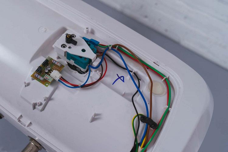 Cách khắc phục bình nóng lạnh không báo đèn xanh